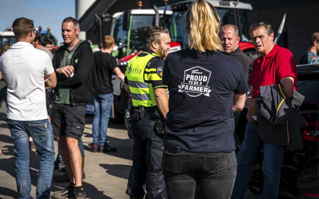 Boeren verzamelen zich in Schaijk om met hun trekkers naar het provinciehuis in Den Bosch te rijden.  beeld ANP, Rob Engelaar