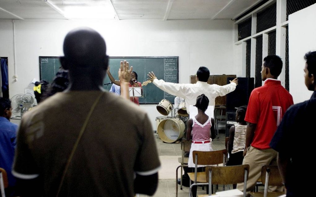 Dienst van de volle evangelische gemeente in Paramaribo.  beeld Vincent Boon