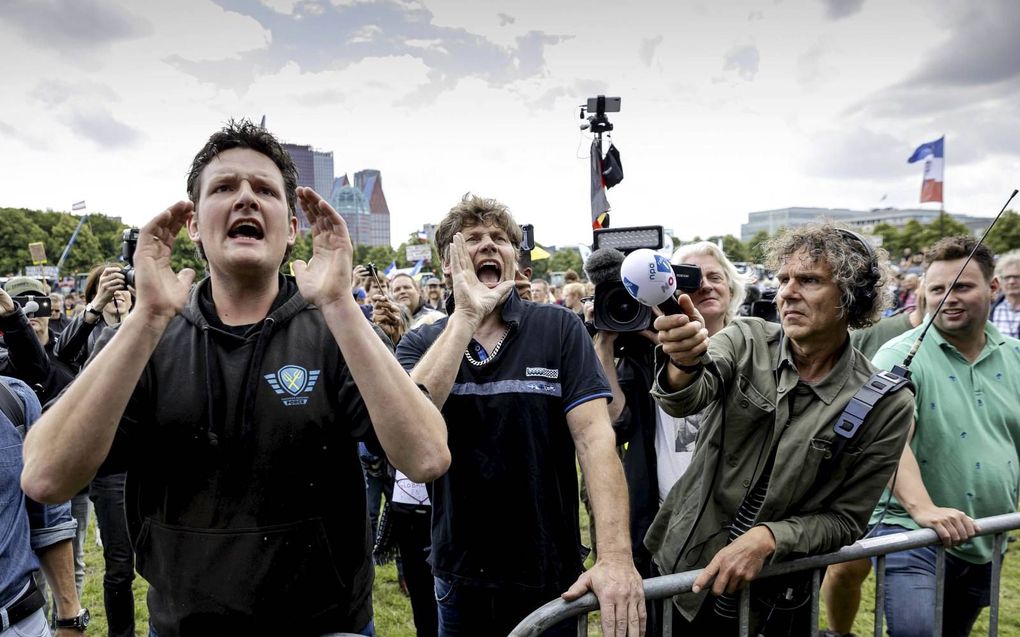 Boeren schreeuwen verbitterd als Tjeerd de Groot (D66) zegt dat de veestapel fors moet inkrimpen.  beeld ANP, Robin van Lonkhuijsen