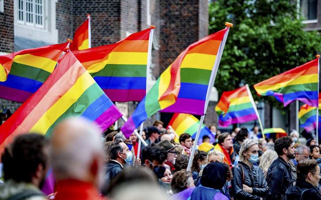 Actievoerders tijdens een demonstratie twee weken geleden bij het Homomonument tegen de Hongaarse anti-LHBTI-wet. In de wet wordt voorlichting aan jongeren over homoseksualiteit en transseksualiteit verboden. ANP ROBIN UTRECHT