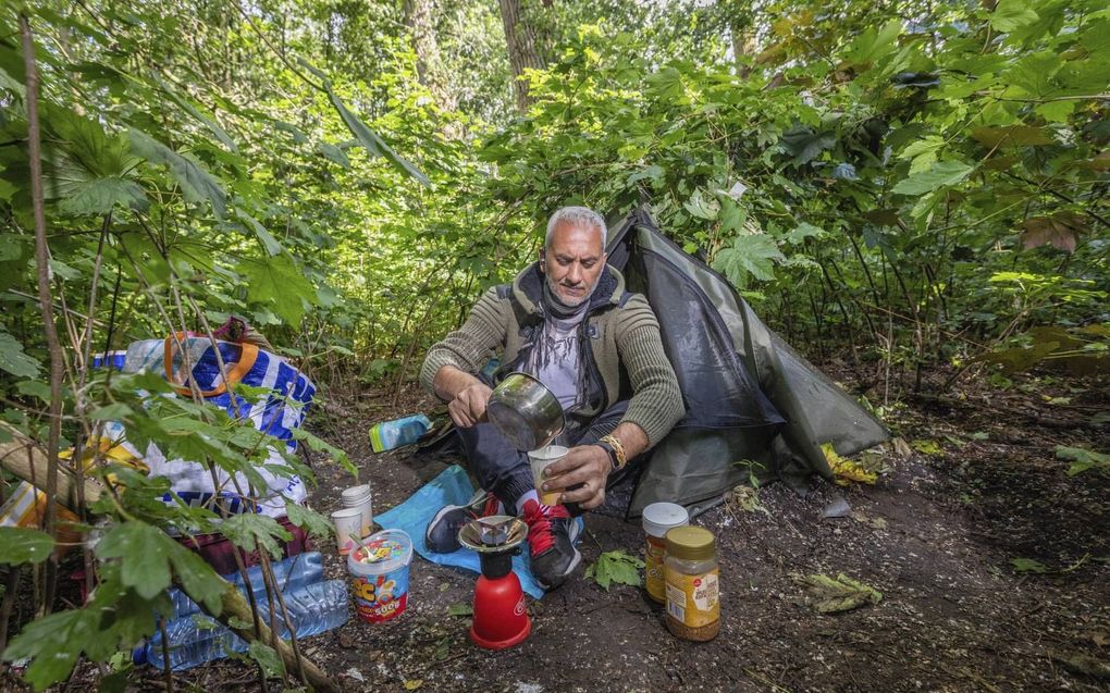 De afgewezen Libanese asielzoeker Albert Kayal bivakkeert in een tentje in Rotterdam. beeld Roel Dijkstra