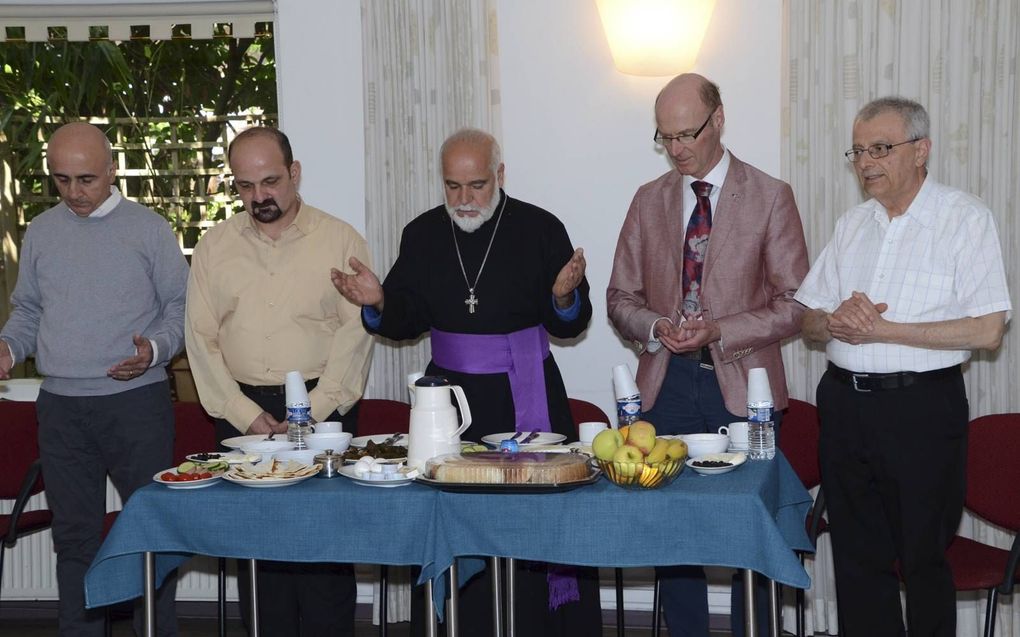 Ds. R. A. Bosch (tweede van rechts), predikant van de protestantse gemeente te Zeist, tijdens een ontmoeting met Assyrische christenen in Nederland. beeld Samuel Ibrahim