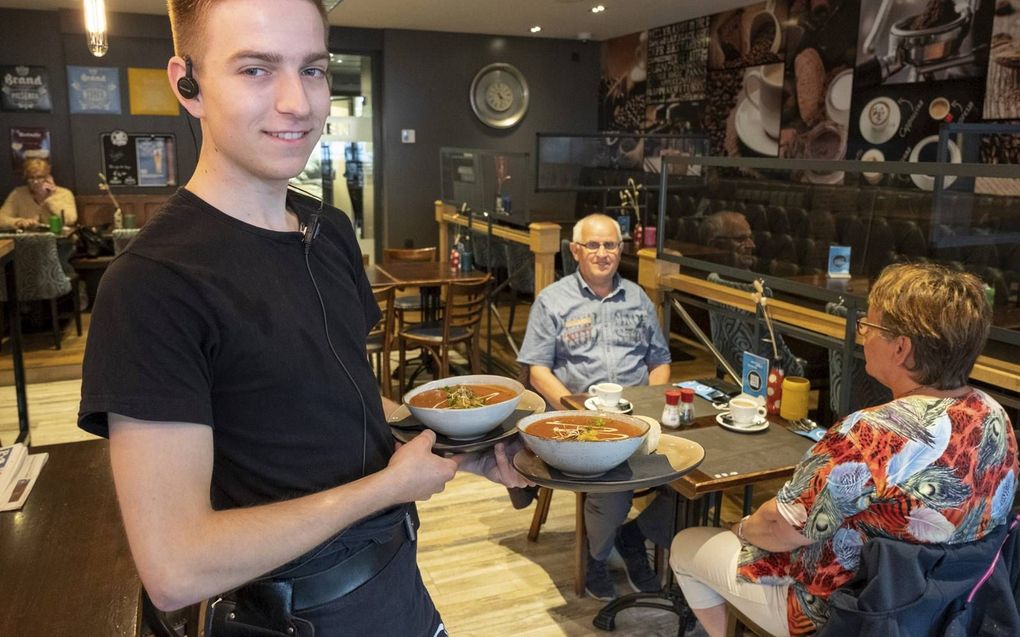 Het serveren van bestellingen is een belangrijk onderdeel van de vakantiebaan van Frans Hoekman. beeld Dirk-Jan Gjeltema