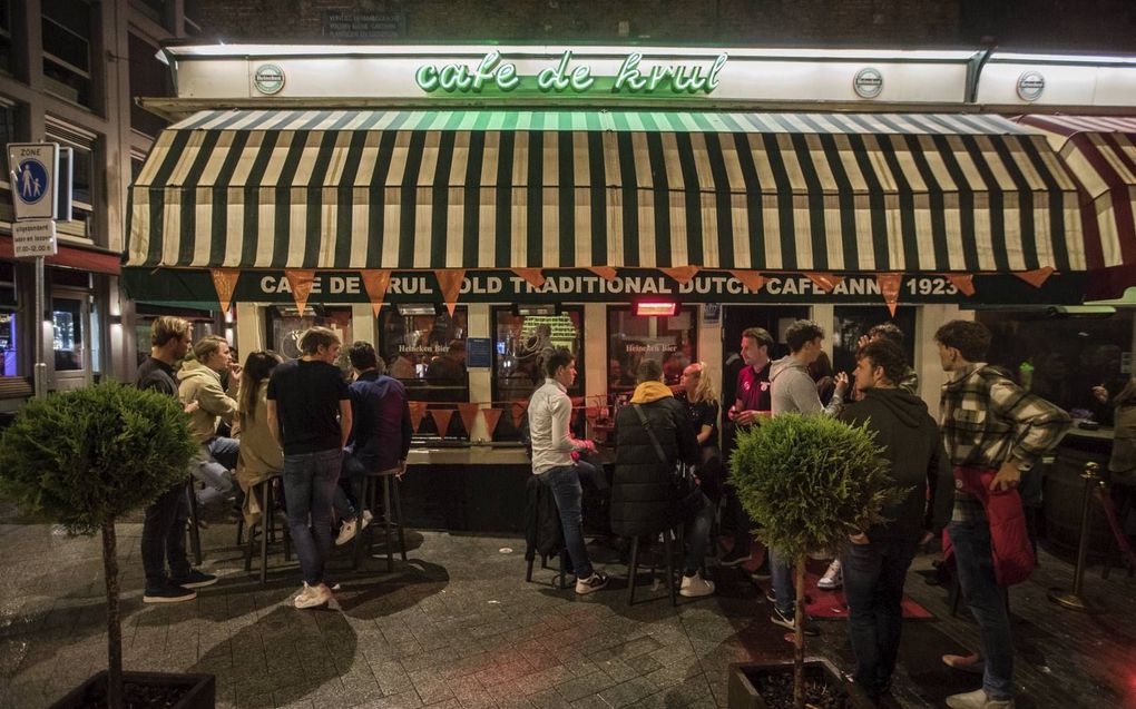 Cafés moeten tot en met 13 augustus de deuren ’s nachts dichthouden. beeld ANP, Paul Bergen