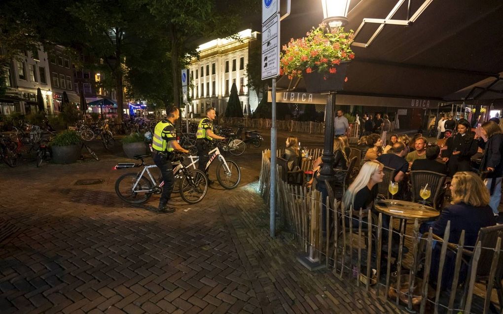 Vanwege de sterk gestegen besmettingscijfers besloot het kabinet afgelopen weekend weer coronabeperkingen in te voeren. Zo moeten horecagelegenheden om middernacht dicht. beeld ANP, Jeroen Jumelet