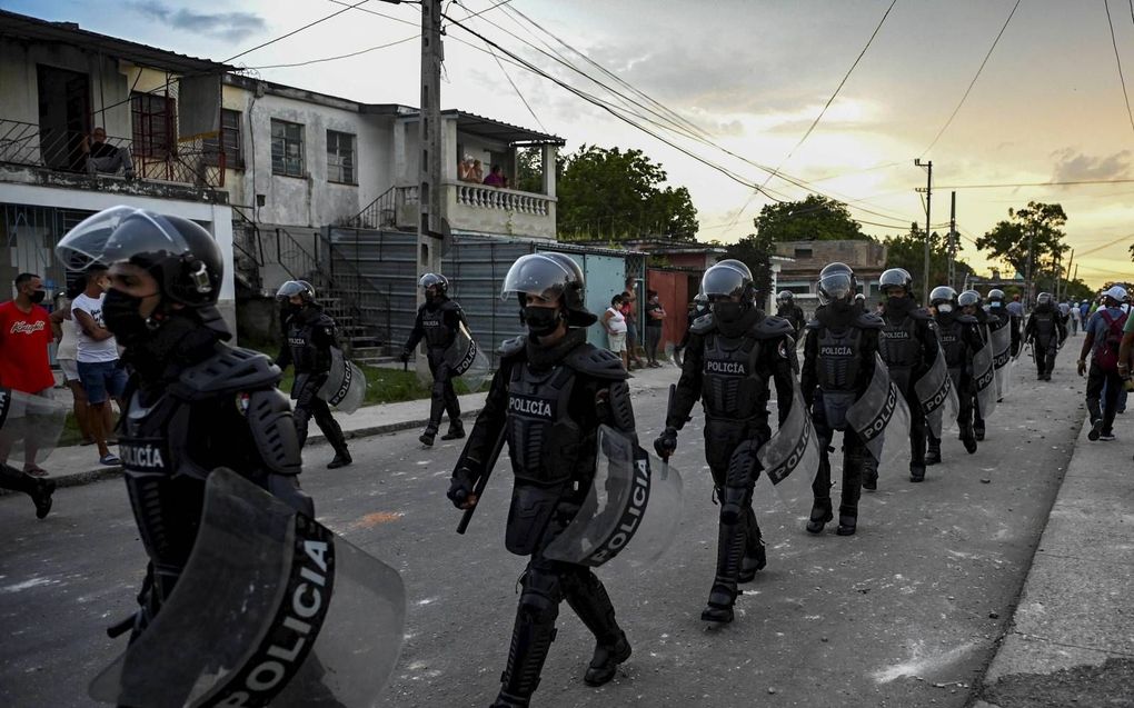 De Cubaanse oproerpolitie patrouilleerde maandag in de straten van Havana, beducht voor nieuwe rellen tegen de regering. beeld AFP, Yamil Lage