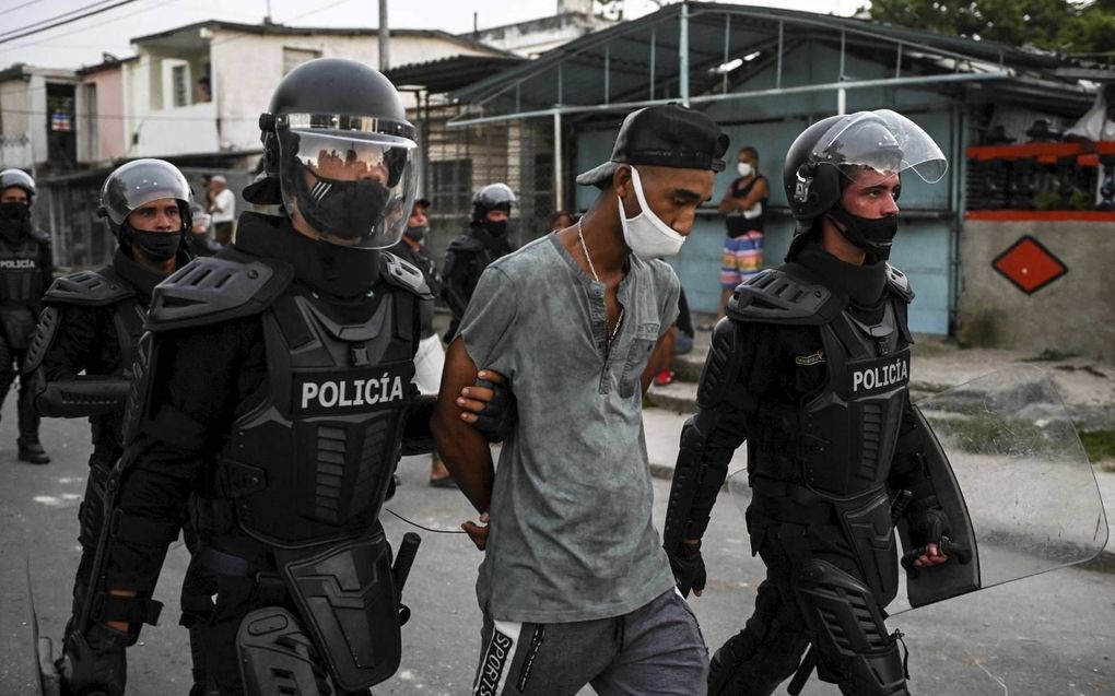 De Cubaanse politie voert in Havana een man af tijdens een van de vele demonstraties tegen de regering van president Miguel Diaz-Canel. beeld AFP, Yamil Lage