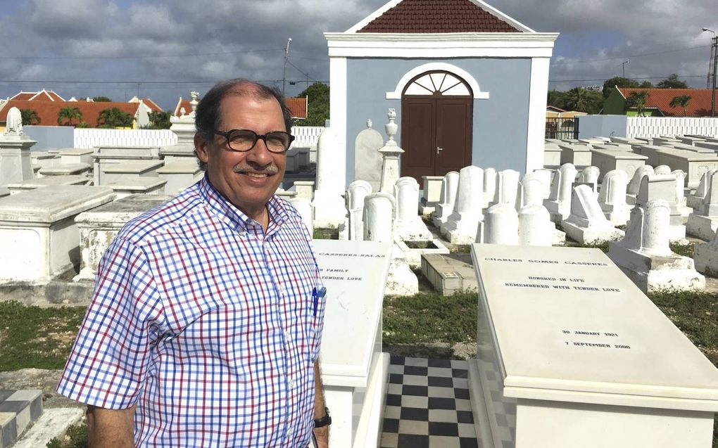 Ron Gomes Casseres bij het graf van zijn ouders. beeld Marius Bremmer