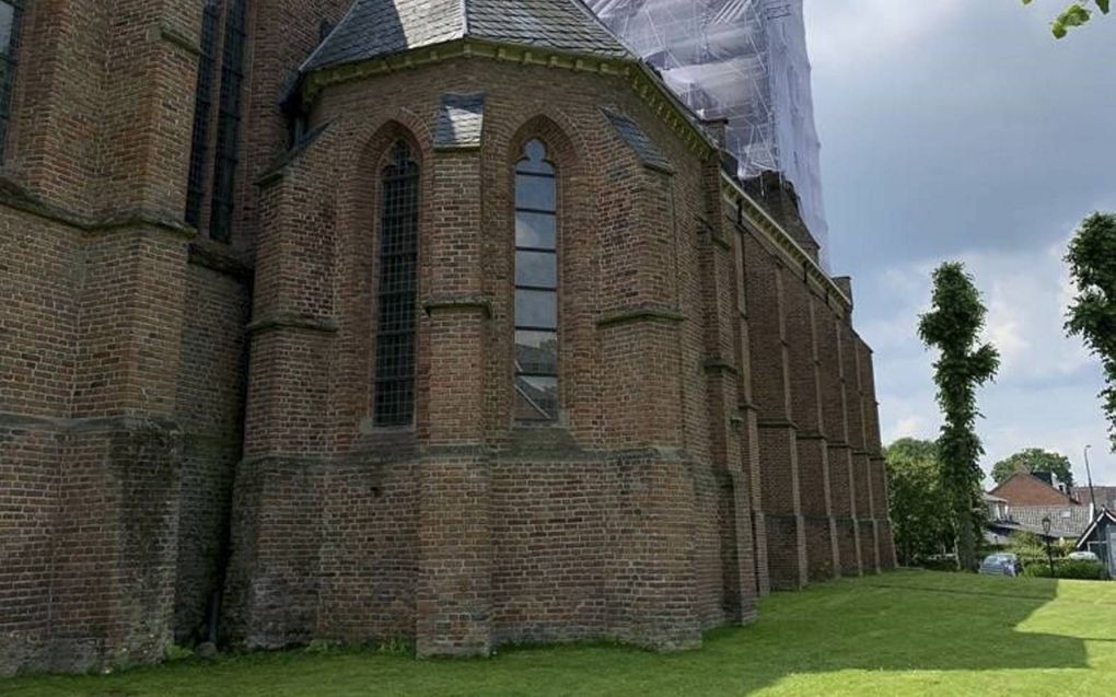 De toren van de Nicolaaskerk in Eemnes wordt gerestaureerd. beeld Jan van 't Hul