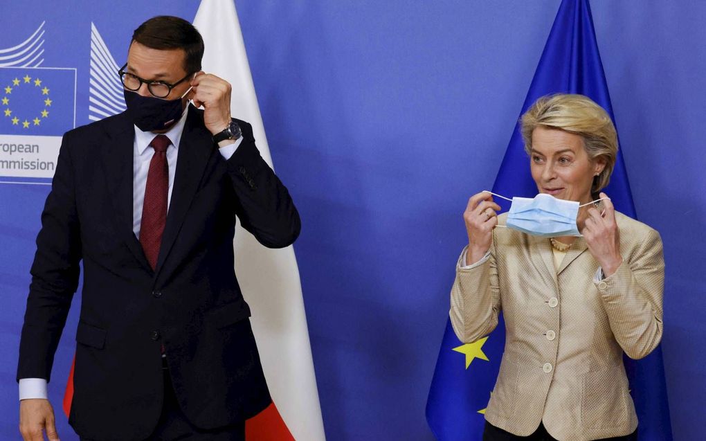 De Poolse minister Mateusz Morawiecki (l.) was dinsdag op bezoek bij de voorzitter van de Europese Commissie, Ursula von der Leyen (r.). beeld AFP, Pascal Rossignol