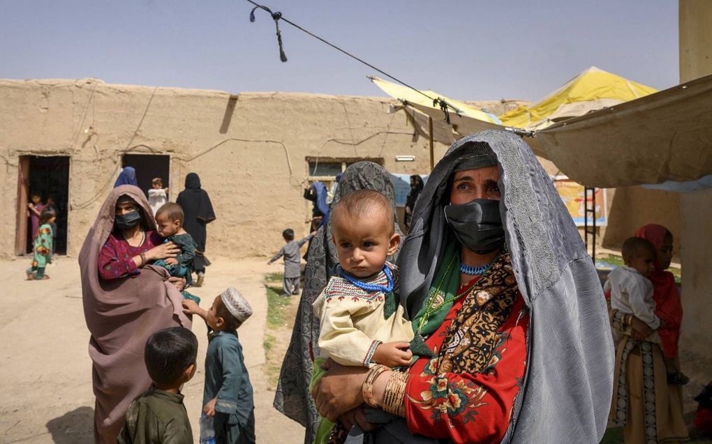 Afghaanse vluchtelingen bij een kliniek in de provincie Helmand. beeld AFP, Elise Blanchard