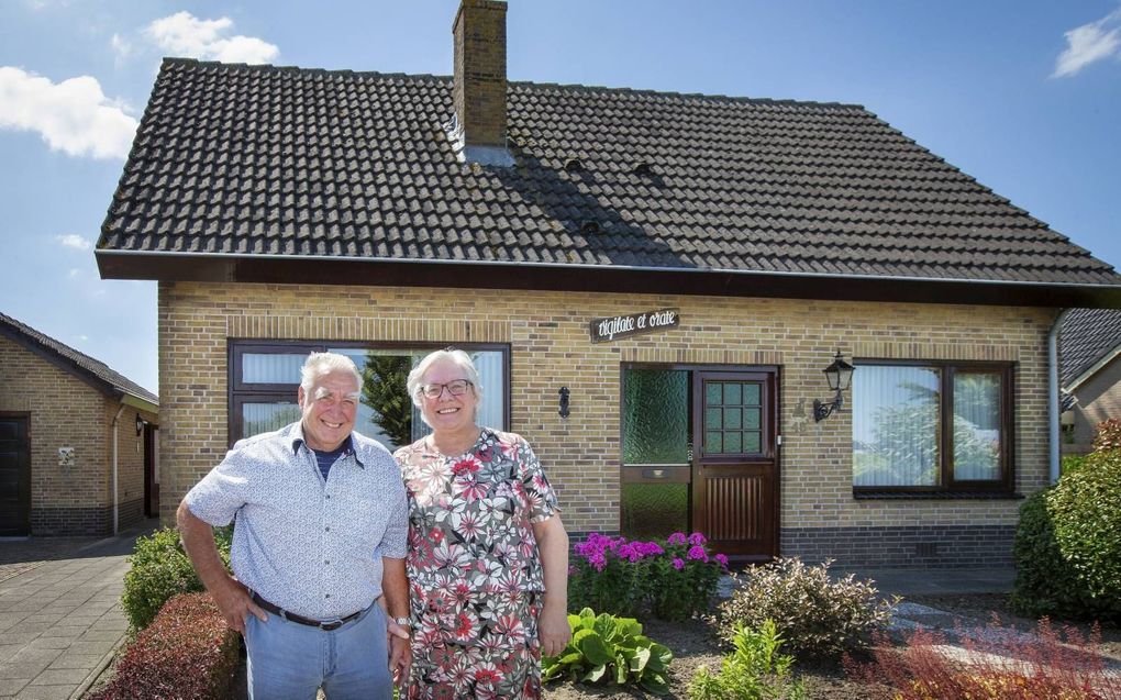 Het Opperdoezer echtpaar Meijer heeft al veertig jaar een oproep op de voorgevel staan: Waakt en bidt. beeld RD, Henk Visscher