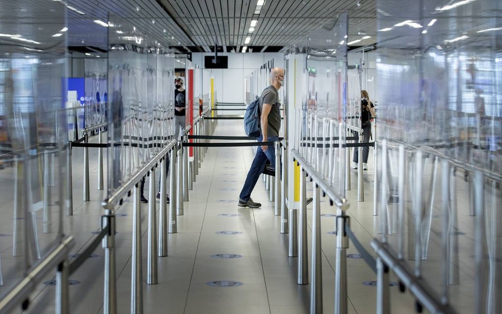 Jongeren op Schiphol die naar oranjegekleurd reisgebied gaan, reageren laconiek op de verandering van de kleurcode. beeld ANP, Koen van Weel