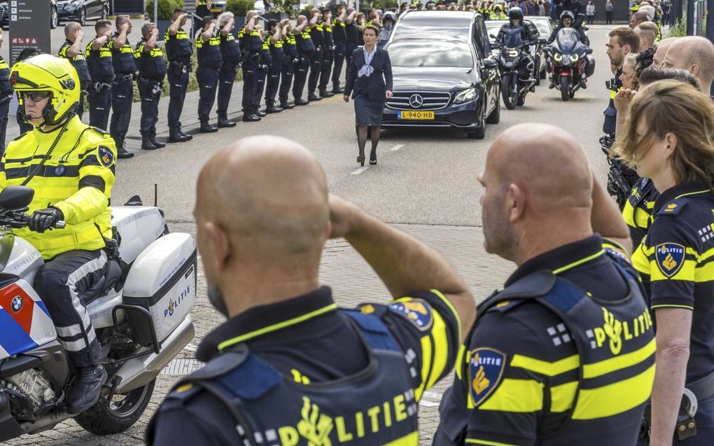 Agenten vormden vrijdag een erehaag tijdens de uitvaart van hun collega Arno. De motoragent kwam om het leven na een opzettelijke aanrijding door een vrachtwagen in het Rotterdamse Waalhavengebied.  beeld ANP, Lex van Lieshout