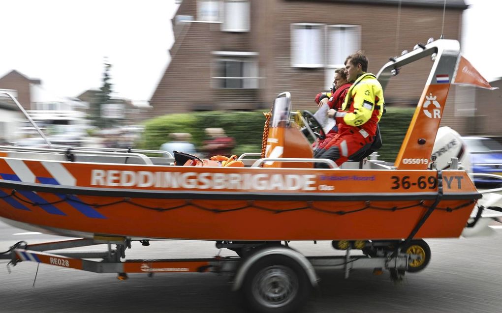 Leden van de reddingsbrigade zijn actief in het gebied nadat een dijk langs het Julianakanaal is doorgebroken. beeld ANP, Sem van der Wal