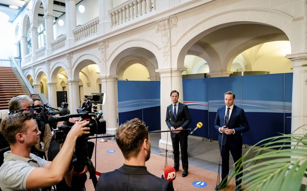 Premier Rutte en minister De Jonge (Volksgezondheid) gingen maandag in gesprek met de pers over de laatste stand van zaken rondom het coronavirus. beeld ANP, Bart Maat