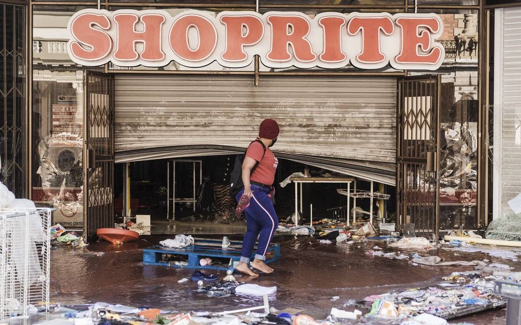 „President Ramaphosa kwalificeerde de geweldplegers onmiddellijk als criminelen en plunderaars.” beeld AFP, Rajesh Jantilal