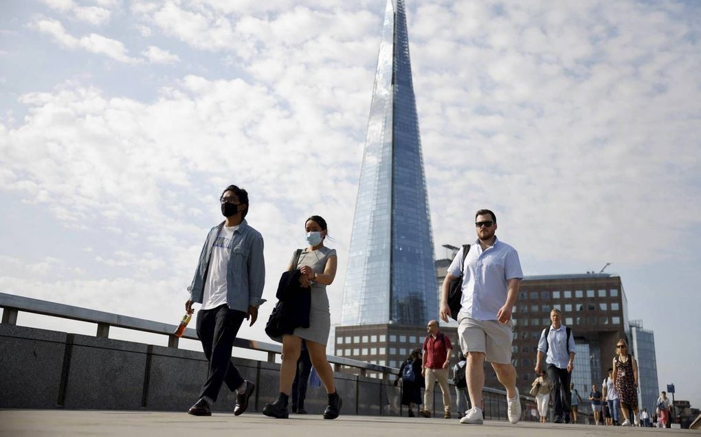 Voetgangers op de beroemde London Bridge. Hoewel de meeste coronamaatregelen maandag zijn opgeheven, zijn veel Britten sceptisch over de risico’s. beeld AFP, Tolga Akmen