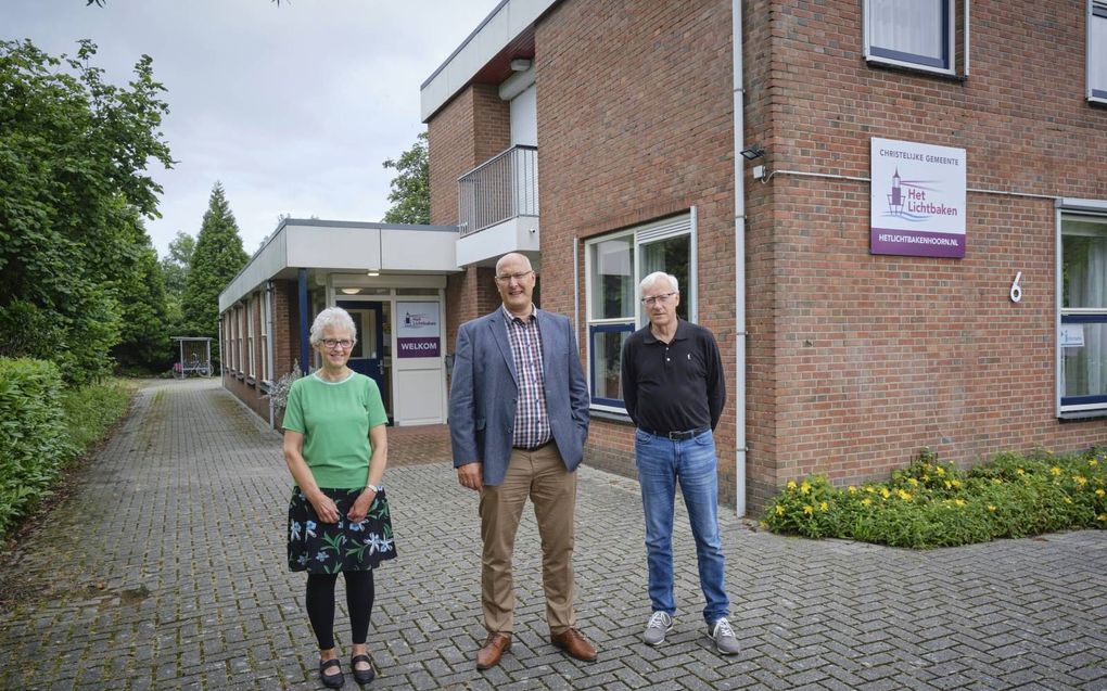 Het Lichtbaken is gevestigd in een voormalig kantoorpand, middenin Hoorn. Van links naar rechts: Gré Broos, evangelist Albert van Bragt en Eldert van Elk. beeld Sjaak Verboom