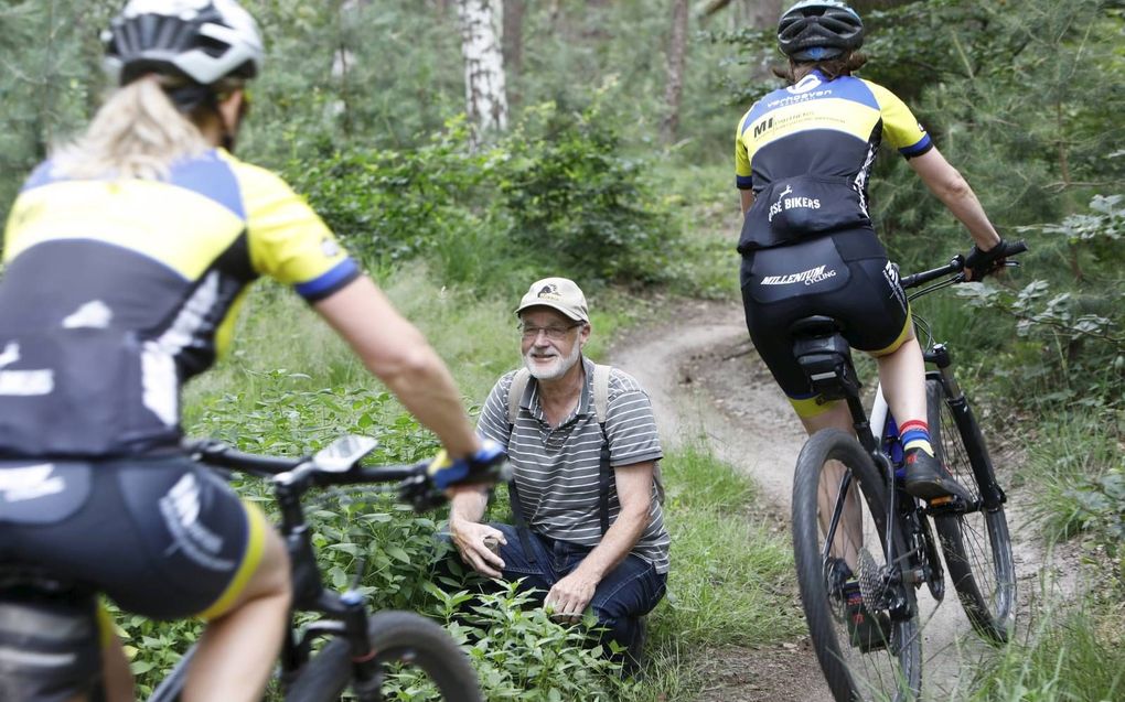 Reptielendeskundige Anton van Beek bij een mountainbikeroute. beeld VidiPhoto