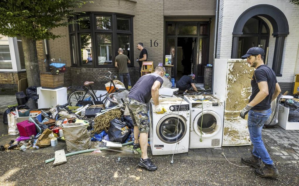 Het afval ligt in Valkenburg in grote hopen op de straat. De gemeente rijdt af en aan om het op te halen.  beeld ANP, Marcel van Hoorn