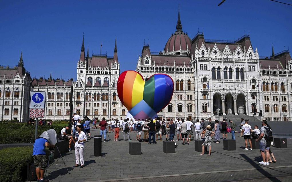 Activisten demonstreren begin juli in de Hongaarse hoofdstad Boedapest tegen een nieuwe wet die het promoten van seksualiteit, geslachtsverandering en homoseksualiteit aan kinderen onder de 18 jaar verboden maakt. beeld AFP, Attila Kisbenedek