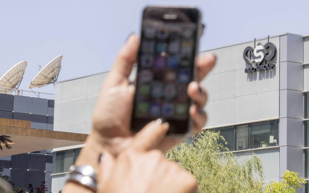 Telefoongebruik bij hightechbedrijf NSO. beeld AFP, Jack Guez