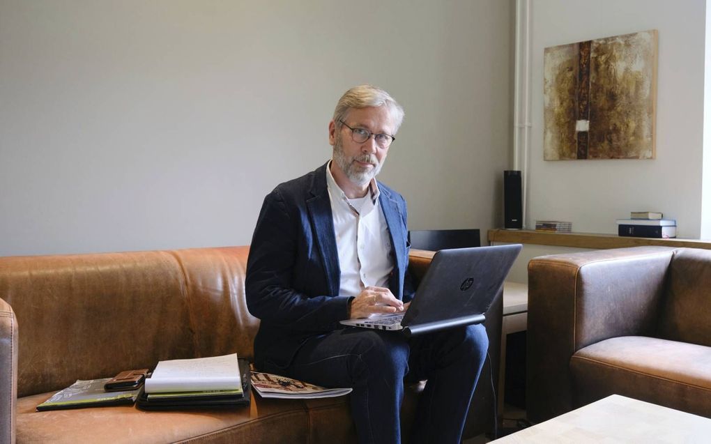 Wim de Jongste schrijft veel artikelen op zijn laptop. Vaak gaat hij tot in de kleine uurtjes door. beeld Sjaak Verboom