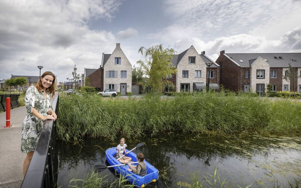 Wethouder Teunissen in de nieuwbouwwijk Beekweide I in Renswoude. beeld RD, Henk Visscher