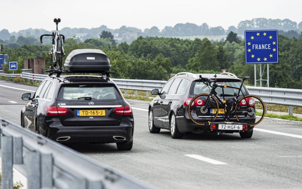 Landen blijven hun eigen eisen stellen aan binnenreizende vakantiegangers. Frankrijk eist bijvoorbeeld een geldig coronabewijs of ”pass sanitaire”.  beeld ANP, Jonas Roosens