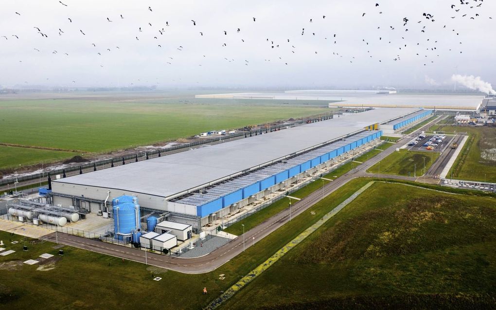 Dronefoto van een datacenter van Google in Nederland. Het internetbedrijf gebruikt datacenters over de hele wereld om zijn diensten draaiende te houden.  beeld ANP, Sem van der Wal