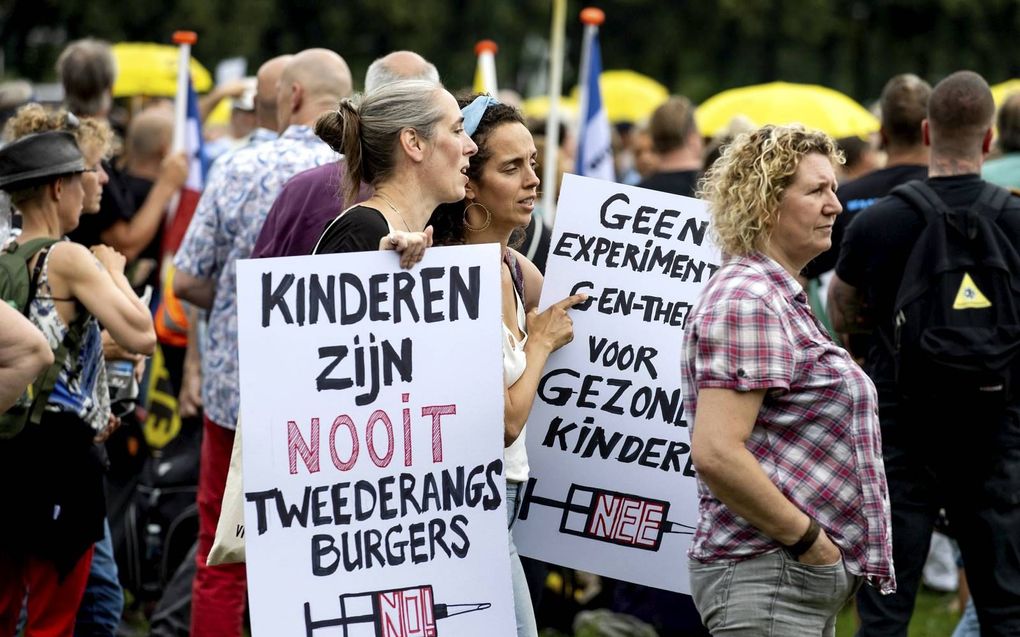 Demonstranten protesteren op het Malieveld tegen het vaccineren van kinderen. beeld ANP, Koen van Weel