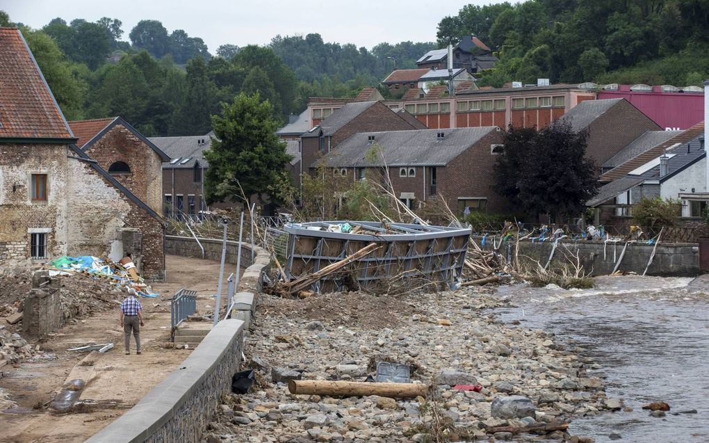 Een verwoeste voetgangersbrug in de rivier de Vesder. Inwoners van de Vesdervallei kregen in korte tijd een muur van water over zich heen. beeld AFP, Nicolas Maeterlinck