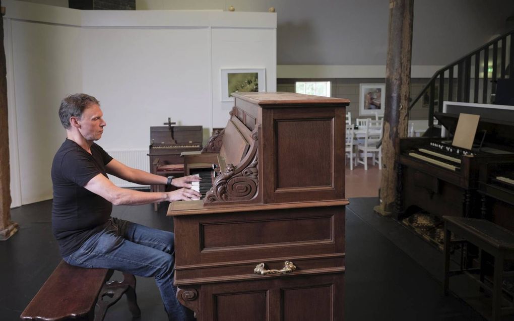 De verzameling van musicus Wim Westerman telt veertig harmoniums.  beeld Sjaak Verboom