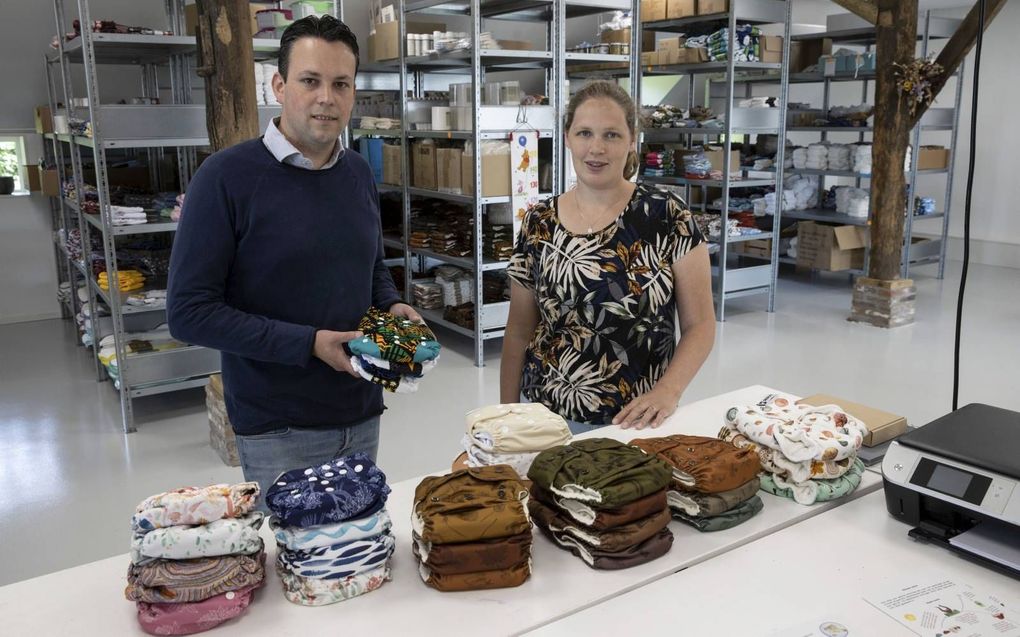 Ondernemers Marco Vermeer en Ilka van der Poel bij de inpaktafel van hun webshop in wasbare luiers, Nappy's.nl.  ​beeld RD, Anton Dommerholt