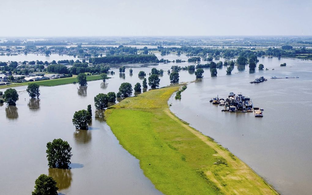 Onderlopen uiterwaarden van de Maas bij Alphen. De rivier krijgt daar veel ruimte, waardoor het water minder hoog komt. beeld ANP, Sem van der Wal