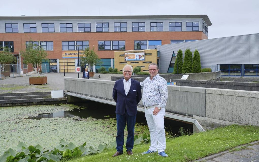 Adam Jong (l.) en ds. Arno van Engelenburg voor het Martinuscollege in Grootebroek. De Westfriese Evangelie Gemeente (De WEG) komt op zondag samen in dit schoolgebouw. beeld Sjaak Verboom