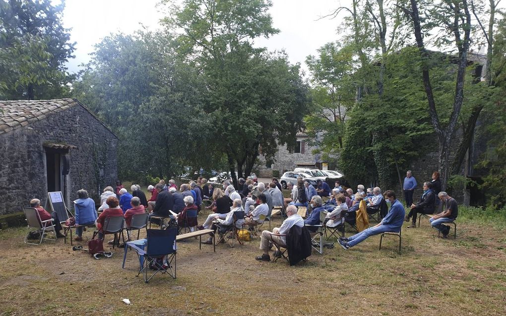 Openluchtconferentie bij het Musée du Désert in Le Mas Soubeyran, in de Franse Cevennen. Een deel van de conferentie vond overigens binnen plaats, vanwege de regen. beeld Gerrit van Dijk