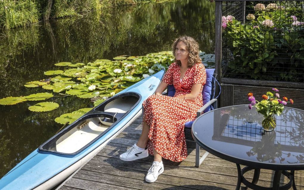 Ontspannen in de tuin aan het water. beeld RD, Henk Visscher