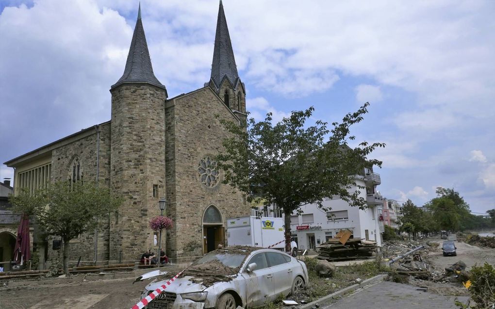 Nog midden in de chaos. De Martin-Luther-Kirche met helemaal rechts de Ahr. beeld Jan van Reenen