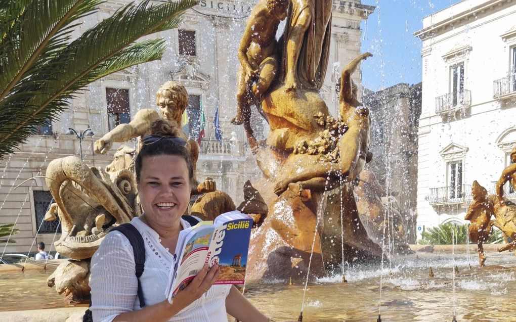 Johanne Hagendijk, reisleidster bij AmiGO, heeft ook in Sicilië haar reisgids bij de hand. beeld Joëlle van Zessen