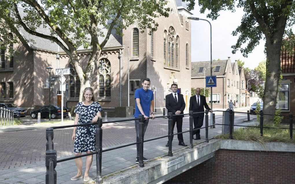 V.l.n.r.: Christine van der Blonk, Maarten Kooiman, ouderling S. Kooiman en ouderling P. Boeder in de Klopperstraat voor de Ontmoetingskerk van de gereformeerde gemeente. beeld RD, Anton Dommerholt