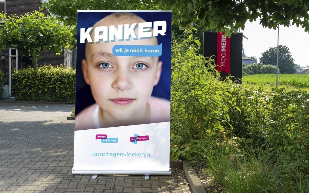 „Op elke poster van de nieuwe campagne van de Bond tegen vloeken staat een woord dat kwetsend is voor de mensen die met de portretfoto worden aangeduid.” beeld Bond tegen vloeken