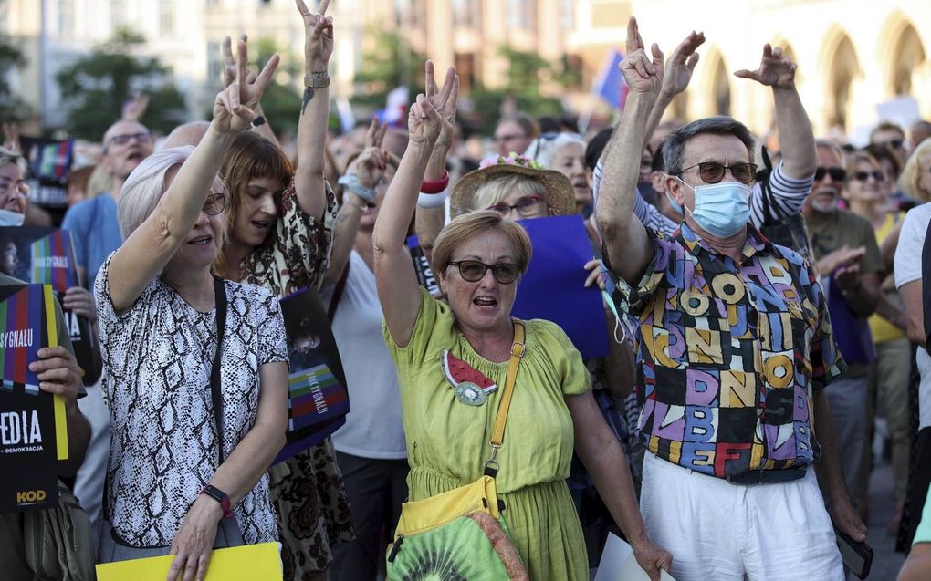 Een protest dinsdag in Polen tegen plannen van de regering. beeld EPA, Lukasz Gagulski