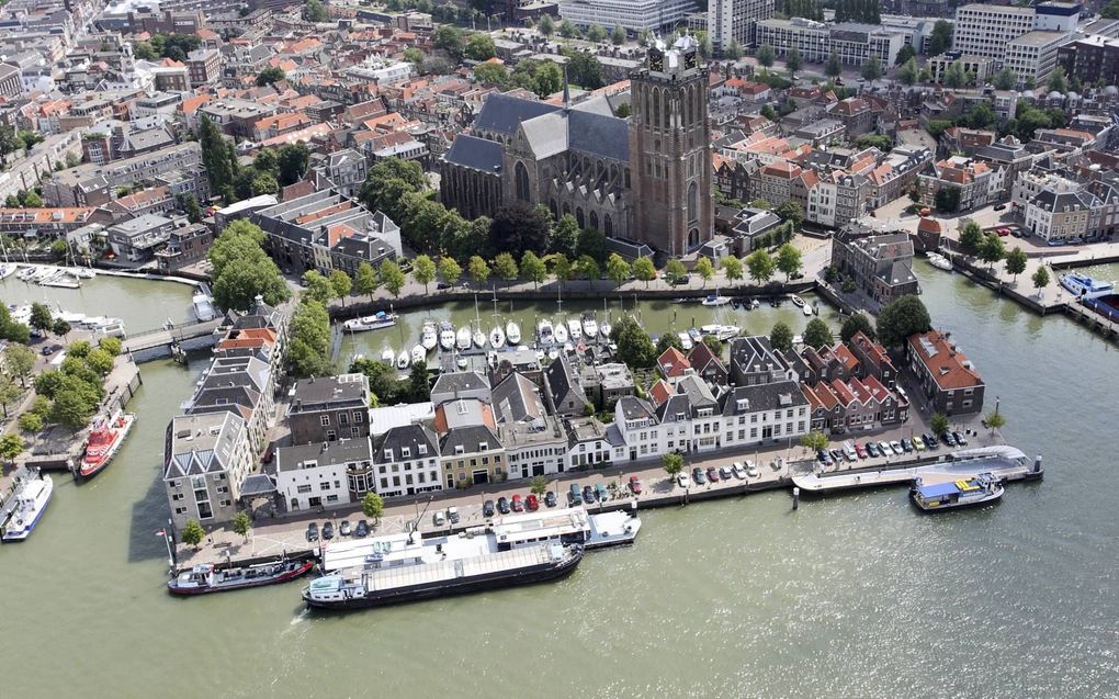De Grote Kerk en omgeving in Dordrecht. beeld Wikimedia, Joop van Houdt