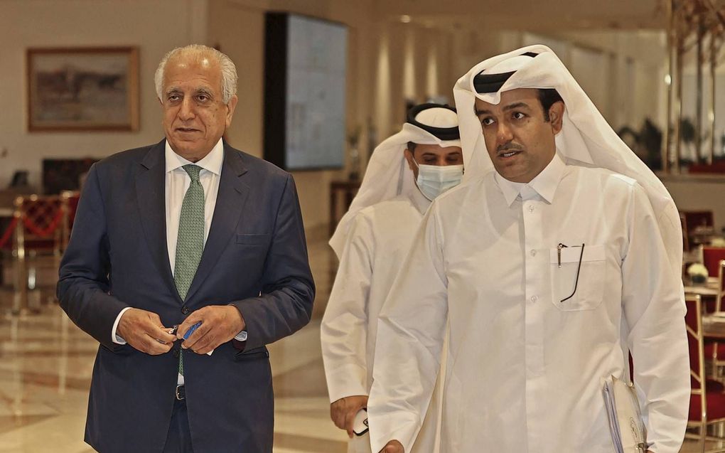 De VS-gezant Zalmay Khalilzad (l.). beeld AFP, Karim Jaafar