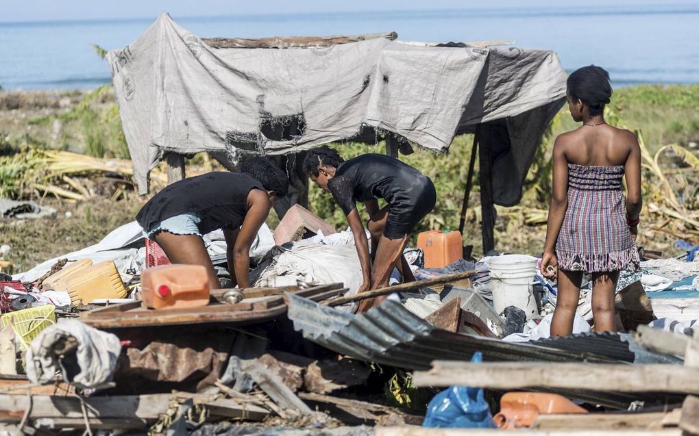 Op zoek naar spullen in een ingestort huis na de aardbeving in Haïti. beeld AFP, Reginald Louissaint