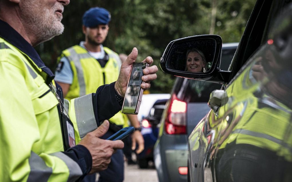 Reizigers aan de grens met België worden gecontroleerd op hun coronabewijs. Prof. Anke Huckriede verwacht geen langetermijngevolgen van de coronaprik. beeld ANP, Rob Engelaar