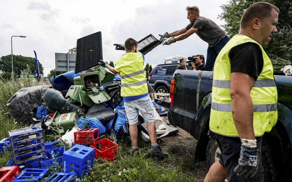 Opruimwerk in het overstromingsgebied in Limburg. beeld ANP, Rob Engelaar