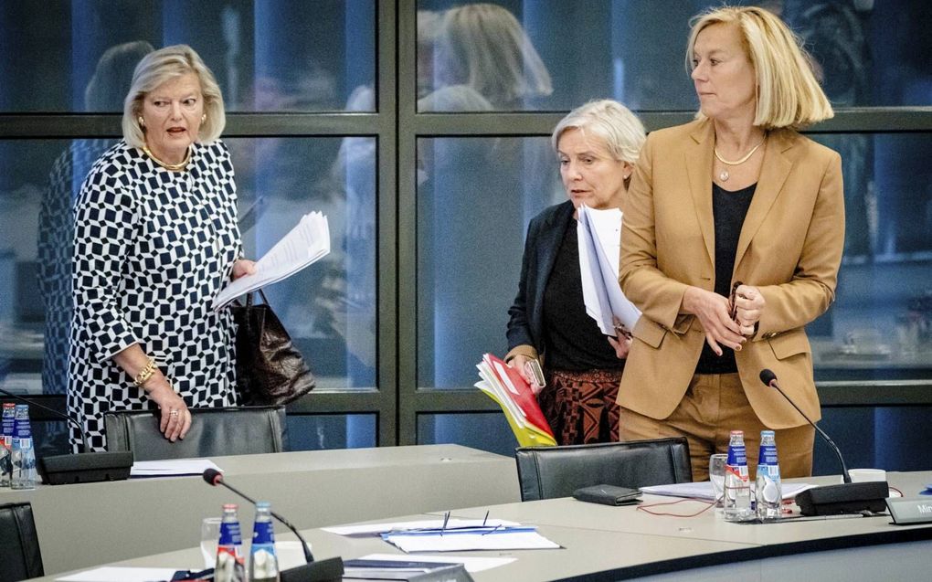 Staatssecretaris Ankie Broekers van Justitie en Veiligheid, minister Ank Bijleveld van Defensie en minister Sigrid Kaag van Buitenlandse Zaken tijdens het debat met de Tweede Kamer. beeld ANP, Bart Maat